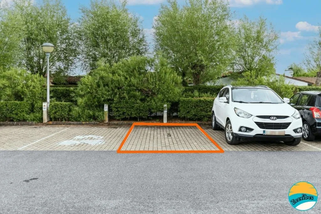 Eigen parkeerplaats, afgebakend met oranje lijnen