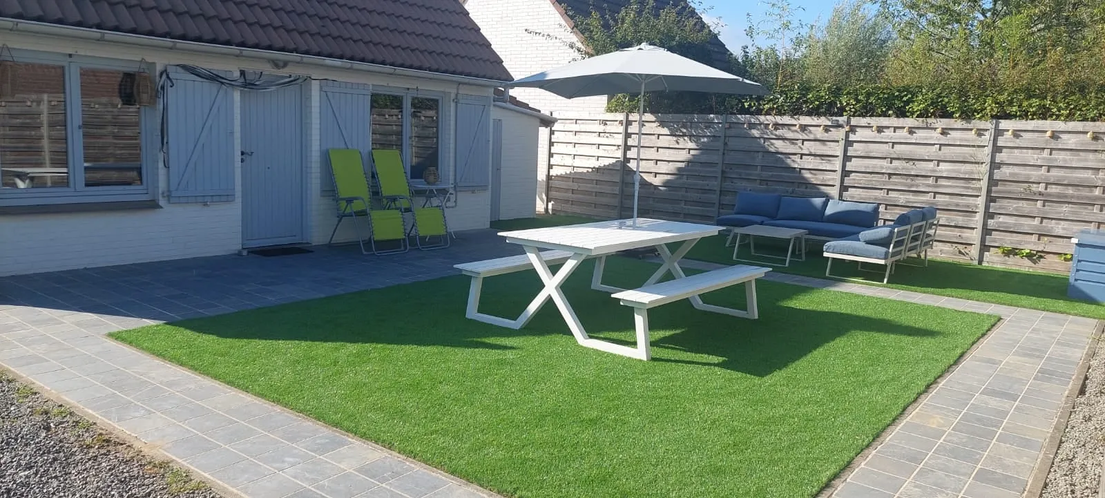 De tuin met het nieuwe kunstgras