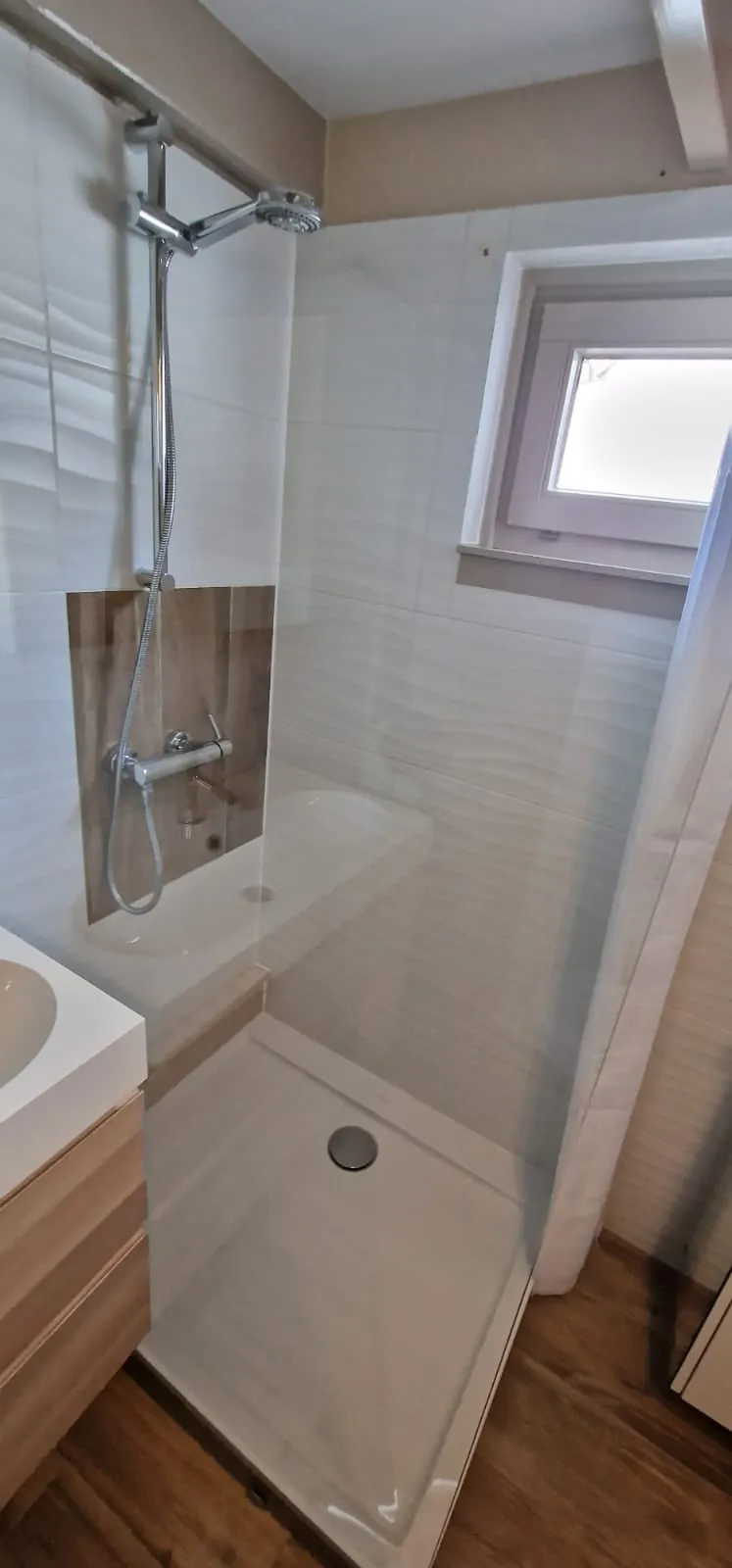 Dusche mit Glaswand