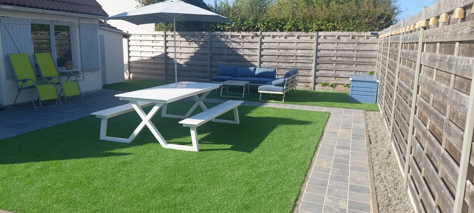 Picknicktafel en loungehoek