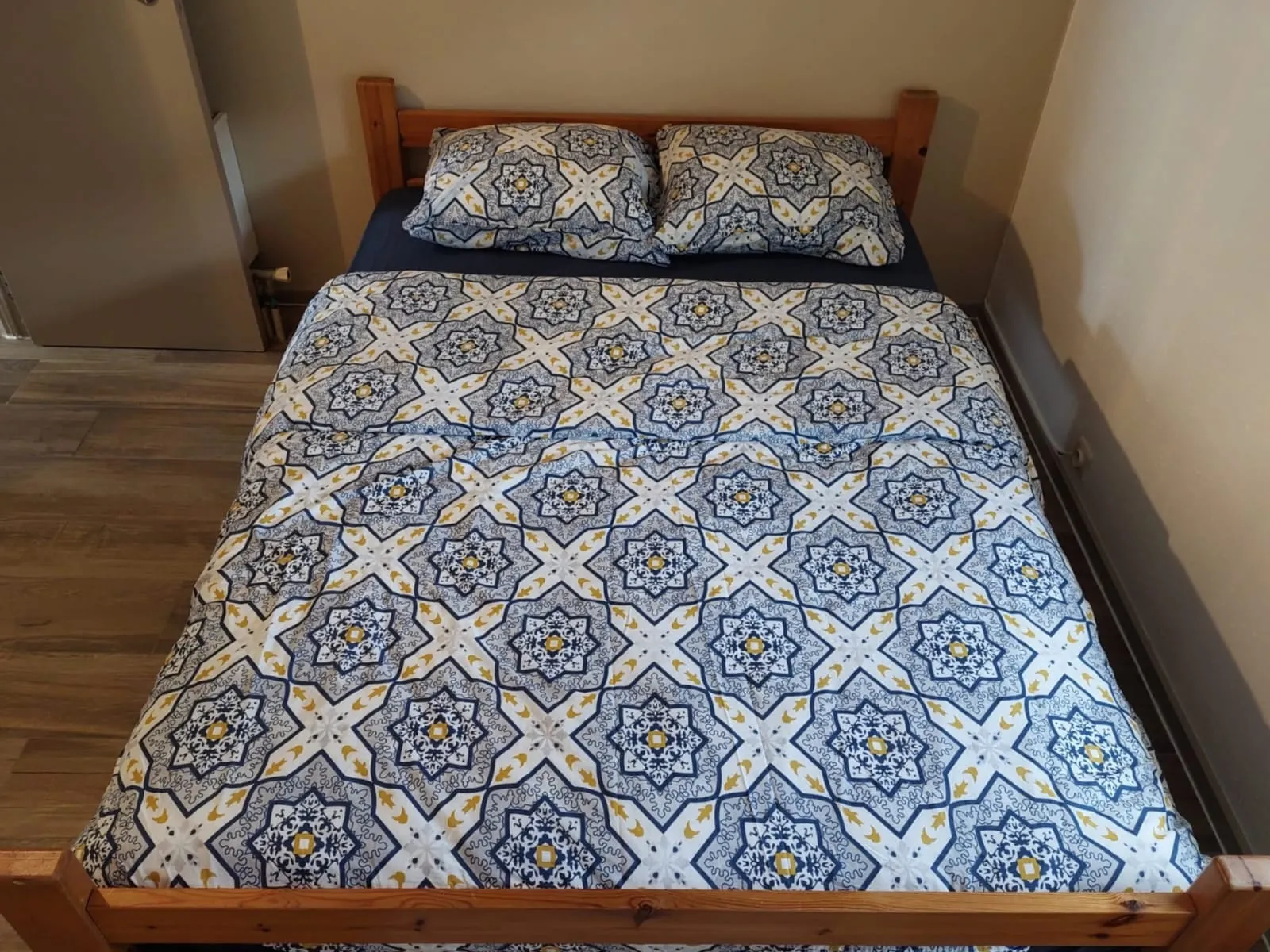 Gemachtes Doppelbett in Schlafzimmer 1
