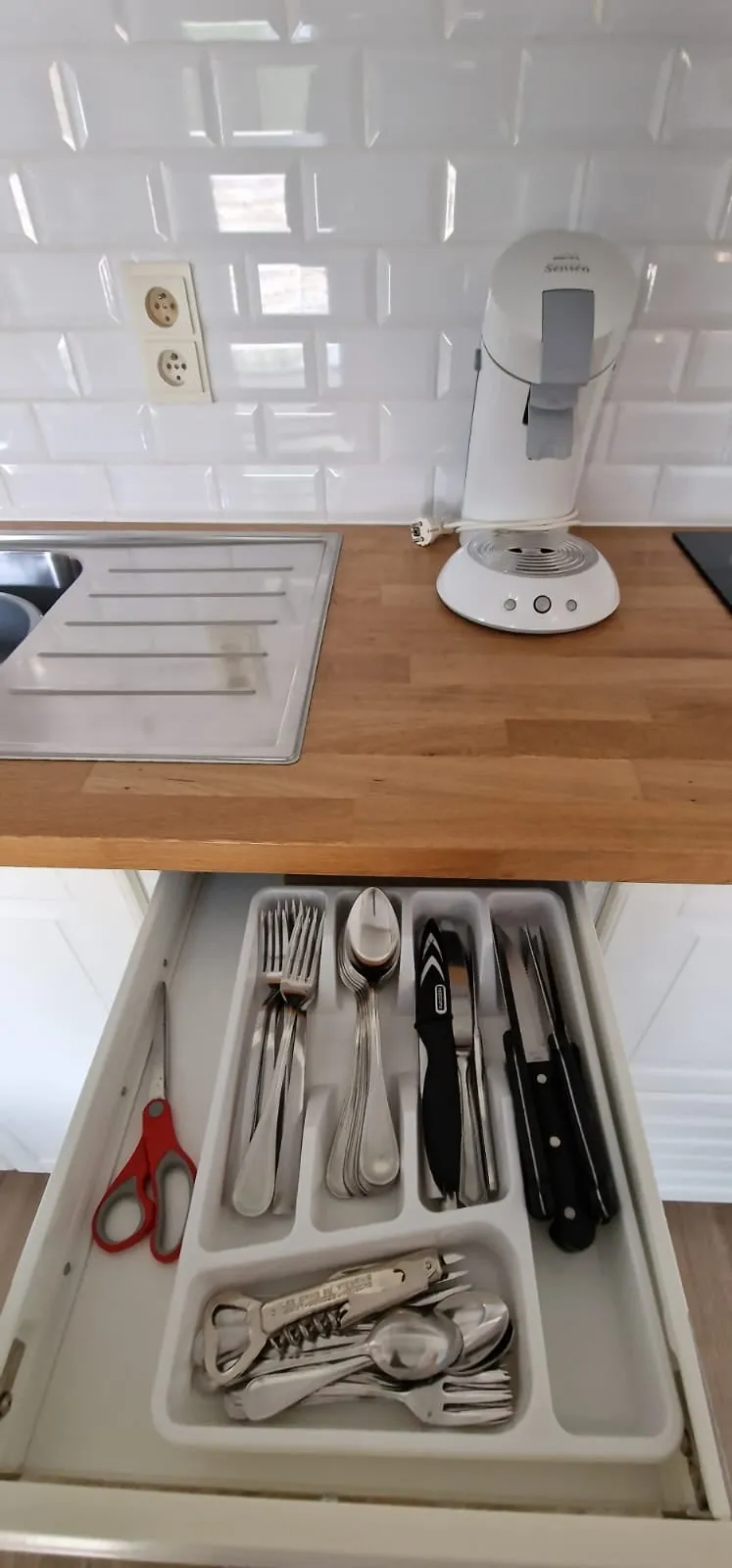 Besteckschublade unter der Holzarbeitsplatte