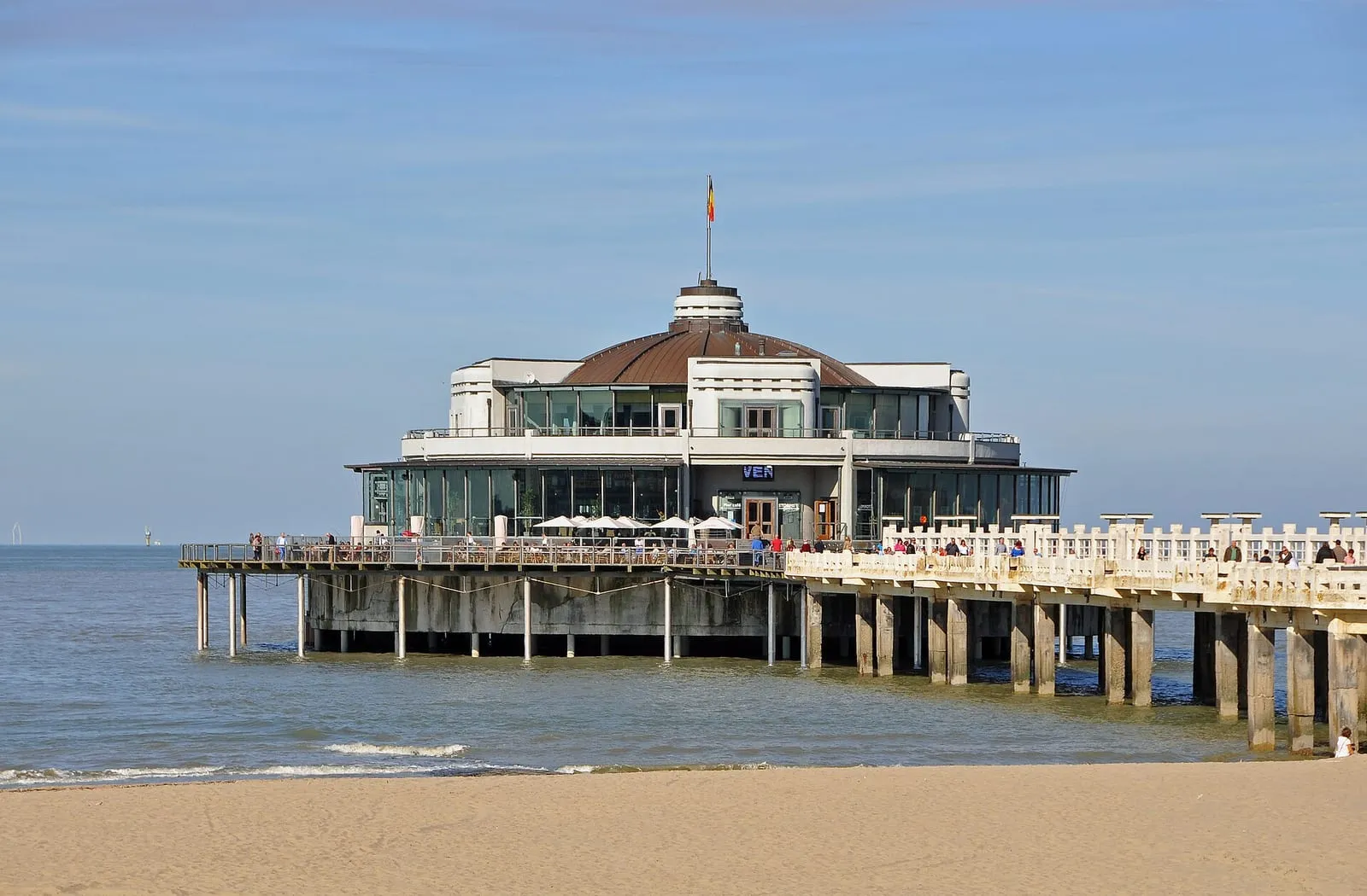 De pier van Blankenberge met een rond paviljoen aan het einde, boven het strand en de zee