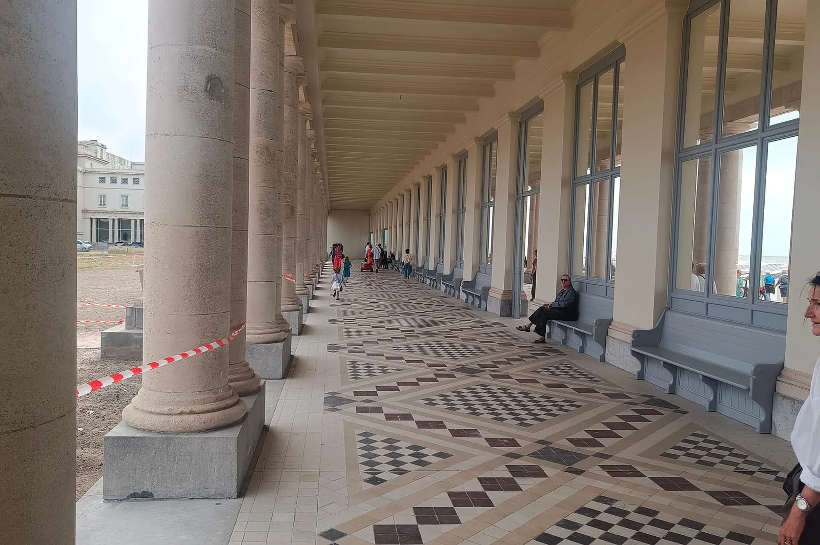 De Venetiaanse Gaanderijen in Oostende: een overdekte zuilengalerij met een mozaïekvloer langs de zee