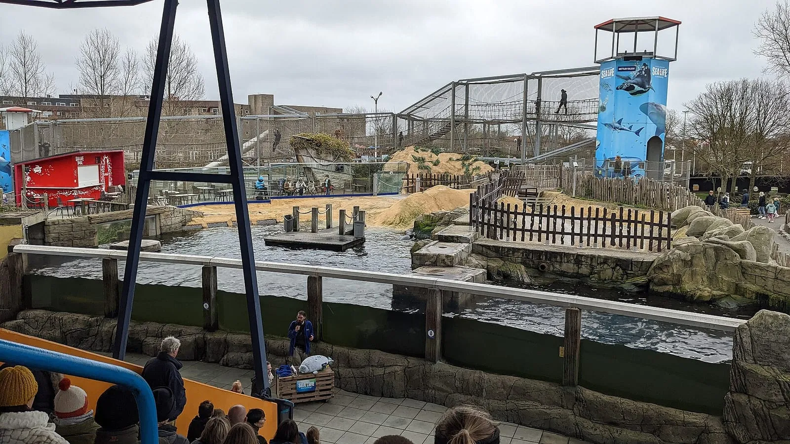 Een buitenbassin met een uitkijktoren en een klimstructuur bij Sea Life in Blankenberge