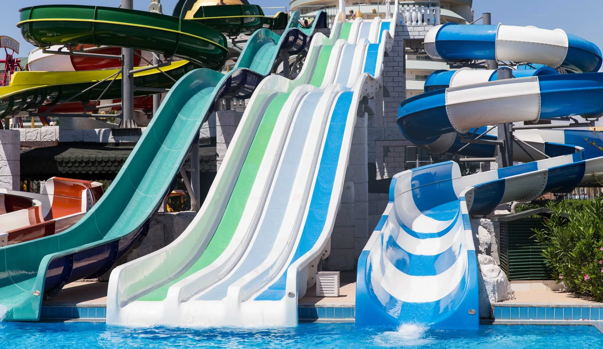 Kleurrijke waterglijbanen in een waterpark