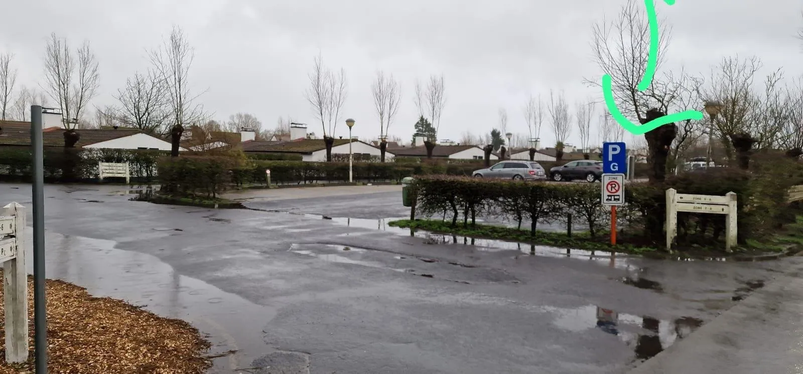 Ingang van het parkeerterrein van Sunparks met verkeersborden