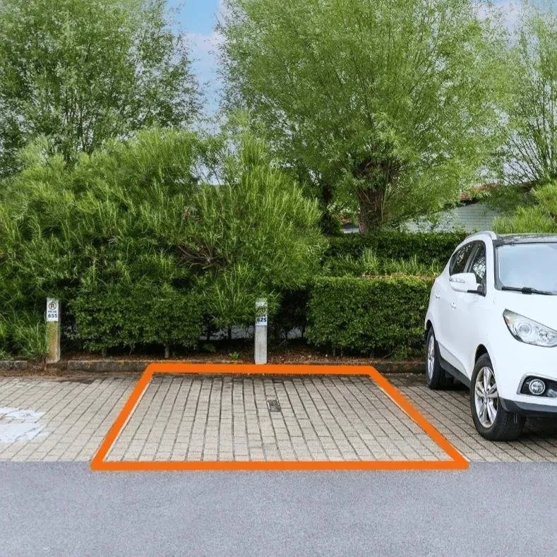 Eigen parkeerplaats, afgebakend met oranje lijnen