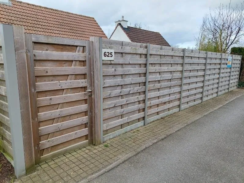 Houten omheining met huisnummer 625